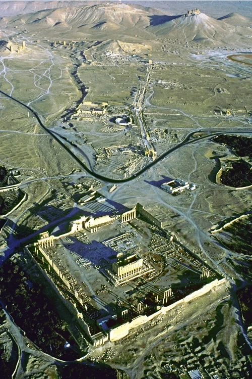 Copyright: Georg Gerster/Keystone
 An Säulen-Herrlichkeit kann sich im Vorderen Orient keine andere archäologische Fundstätte mit Palmyra in der syrischen Wüste messen.

Ein Leitmotiv hellenistisch-römischer Stadtschöpfungen, die Kolonnadenstrasse, war da zu stupender Pracht gesteigert: 1100 m ist sie lang, ein Bindestrich zwischen dem grandiosen Tempel des Baal und einem Grabtempel, Teil einer Nekropole mit Grabtürmen, Grabkapellen und Felsengräbern. Beiderseits der Strasse aufgereiht sind Tempel, Thea…