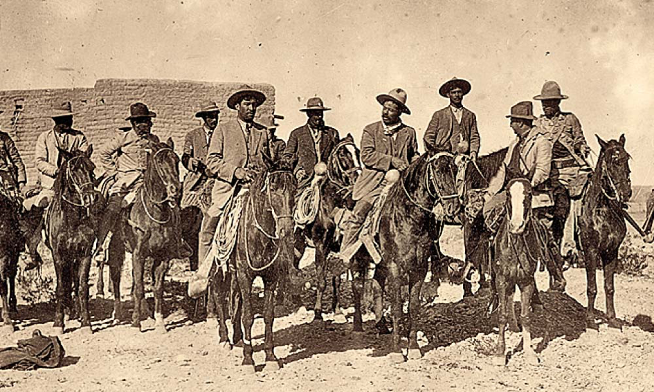 Pancho Villa (vorne rechts) und seine Truppen bei Filmarbeiten mit der Mutual Film Corporation. Foto: Library of Congress 
