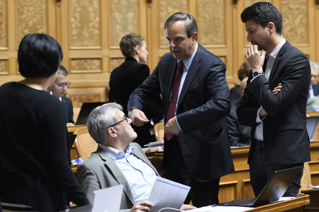 Die CVP: Zünglein an der Waage oder Partei im stetigen Niedergang? Der Zuger Nationalrat und CVP-Präsident Gerhard Pfister (Mitte) spricht während der Wintersession am 3. Dezember 2019 mit Angehörigen der SP-Fraktion. (KEYSTONE/Anthony Anex)