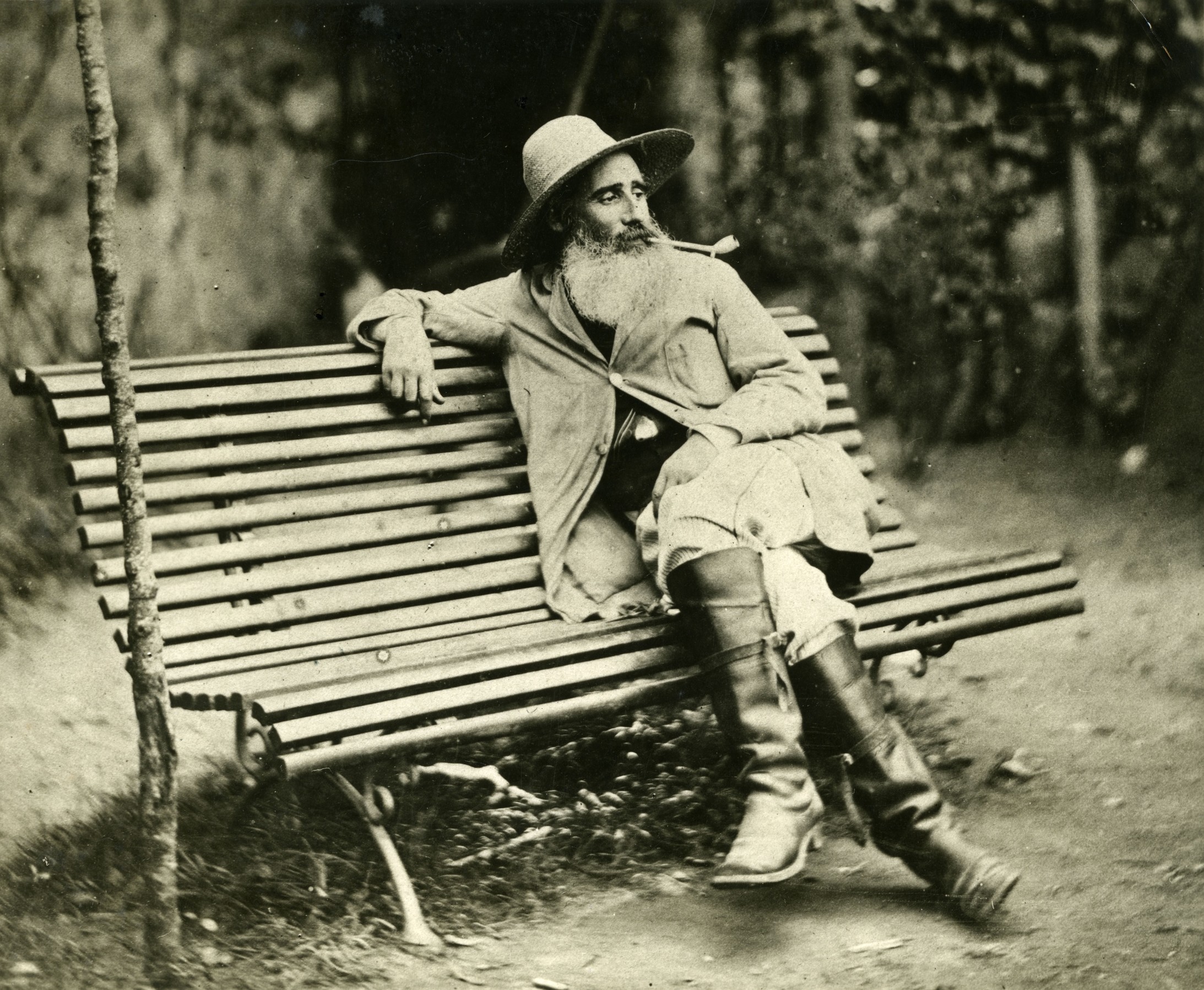 Camille Pissarro auf einer Bank in Garten seines Hauses in Pontoise. Unbekannter Fotograf, um 1874 (Archives Musée Camille-Pissarro, Pontoise)
