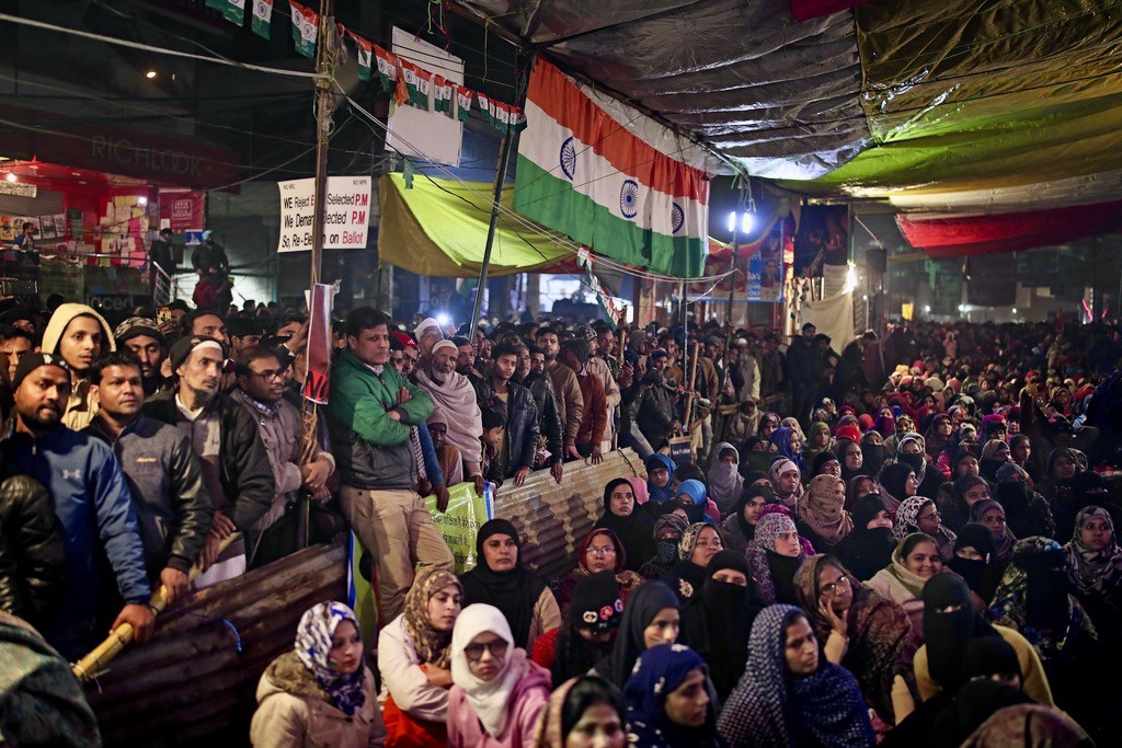Frauen sitzen im Zelt eines Protestcamps in Shaheenbagh bei New Delhi und hören einer Rednerin zu. Die Männer hören von ausserhalb des Zeltes zu. Die Demonstration solidarisiert sich mit Protesten der benachbarten muslimischen Universität gegen die von der Regierung geplanten antimuslimischen Gesetzesänderungen. (Foto vom 21. Januar 2020, Keystone/AP, Altaf Qadri)
