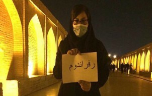 "Referendum", fordert eine protestierende Frau in Isfahan