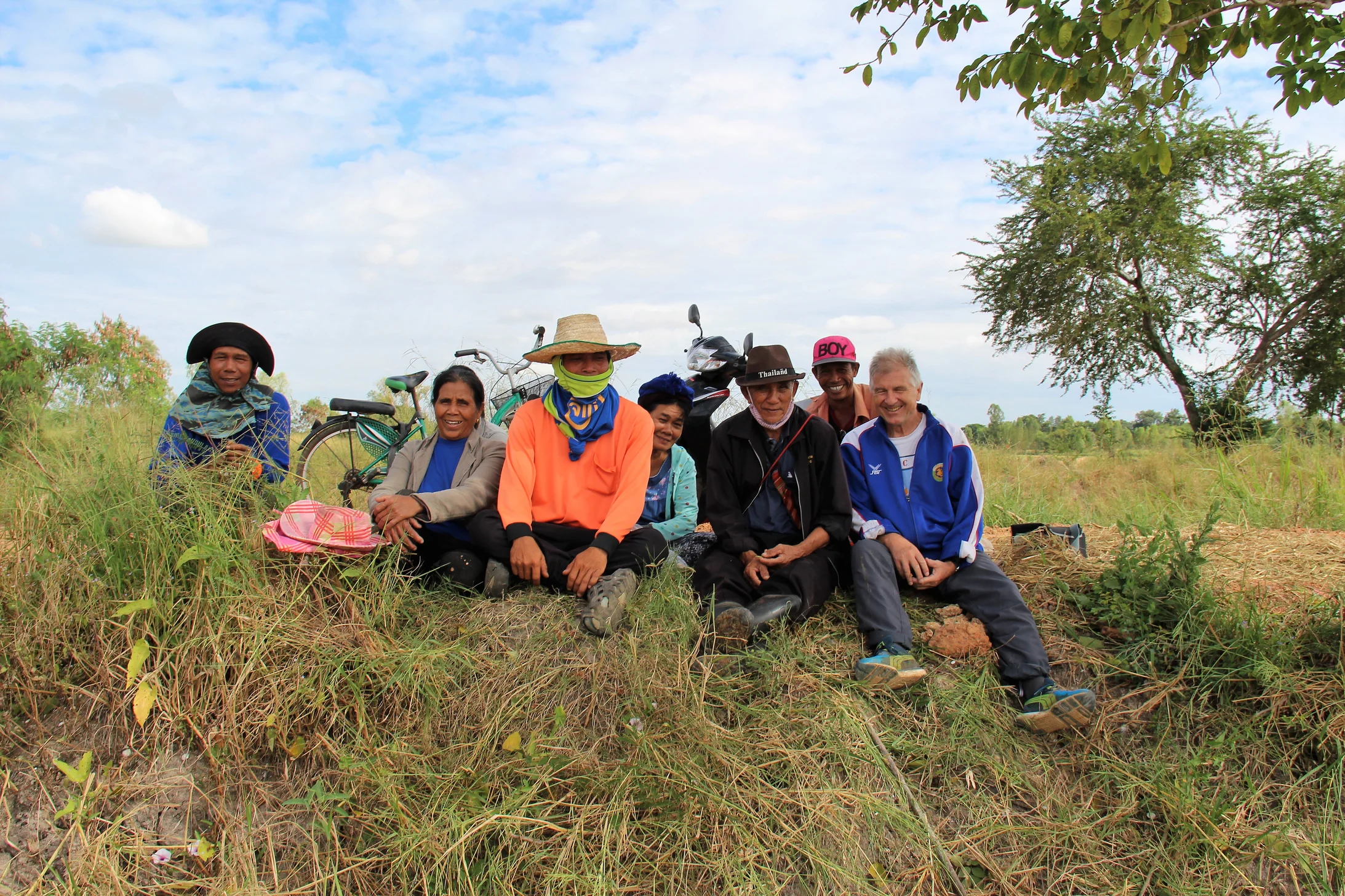 Anton Moos (rechts) mit seinen Landarbeitern. Alle Fotos © Anton Moos