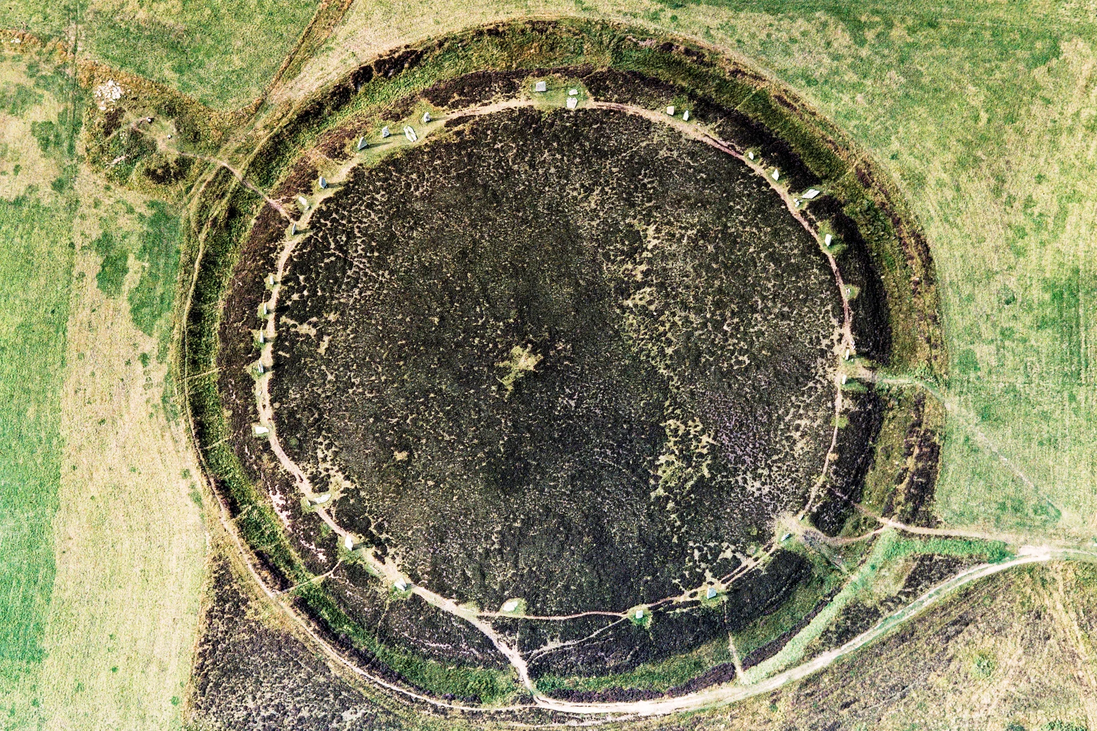 Copyright: Georg Gerster/Keystone

Der Orkney-Archipel vor Schottlands Nordküste, an die 70 Inseln und Inselchen, hat im Vereinigten Königreich nicht seinesgleichen, was die Konzentration vorgeschichtlicher Fundstellen angeht. Ein Besucher, der sich auf eine einzige der vier Stätten beschränken müsste, litte unter der Qual der Wahl. Das Hügelgrab„Maeshowe“, aufgeschüttet schon vor 3000 v.Chr., vermutlich die älteste der 1999 dem Welterbe zugeschlagenen Stätten, ist ein mehrkammeriges Ganggrab, erstaunlic…