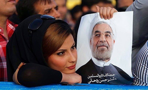 Eine Anhängerin Rouhanis mit dem Poster des Präsdienten (Foto: fararu.com)