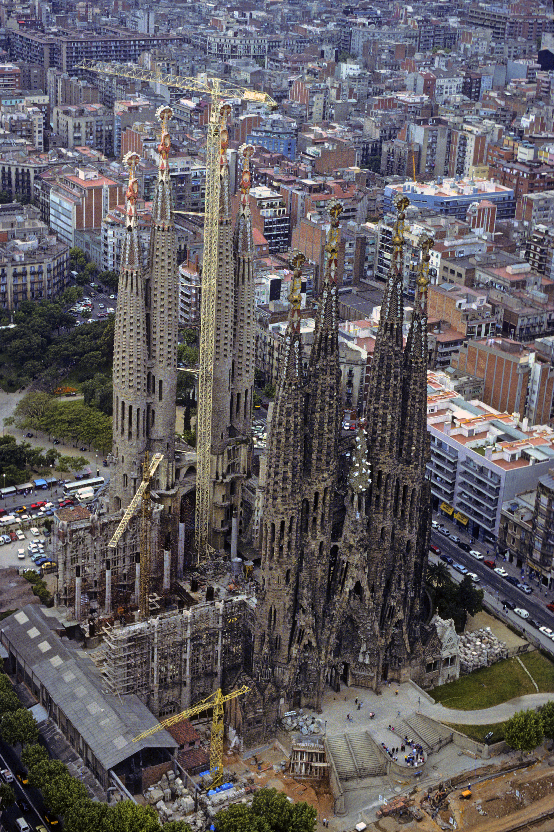  Wenige bauliche non-finitos sind berühmter als Antoni Gaudís Basilika der Heiligen Familie in Barcelona – und keines ist gefährdeter. Ihm droht Vollendung.

Die Sühnekirche der Heiligen Familie – spanisch-katalanisch Temple Expiatori de la Sagrada Família –  ist als non-finito der Baugeschichte eine Ikone der Entschleunigung. Antoni Gaudí übernahm im Jahr 1883 das bestehende gotisierende Projekt einer riesigen Basilika für 13 000 Gläubige: ein 90 Meter langes fünfschiffiges Langhaus überkreuzt sich mit …