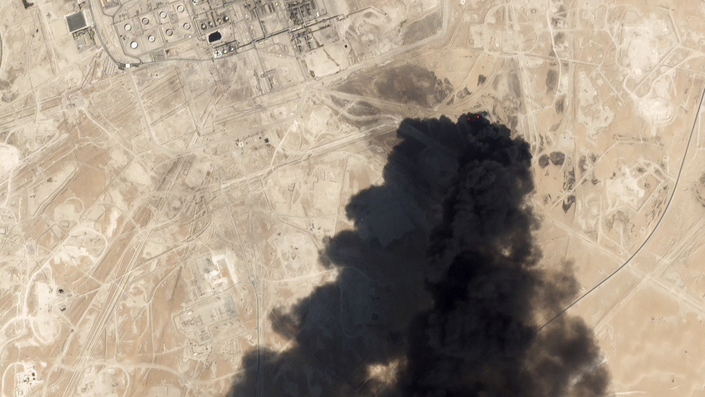 Das Satellitenbild vom 14. September zeigt die schwarze Rauchwolke, die von der von Aramco betriebenen Raffinierie in Buqyaq, Saudi-Arabien, aufsteigt. Die Anlage wurde von Marschflugkörpern und Drohnen angegriffen, deren Herkunft offiziell noch unklar ist. (Keystone/Planet Labs Inc via AP)