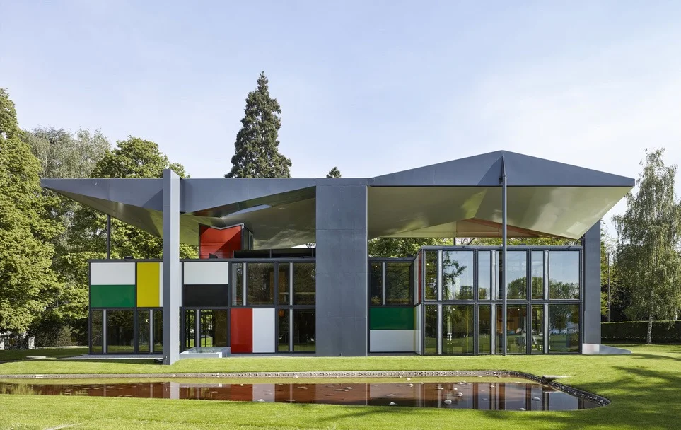 Aussenansicht des Pavillon Le Corbusier am 7. Mai 2019 in Zürich. Der denkmalgeschützte Bau wurde von Oktober 2017 bis Februar 2019 durch die Architekten Silvio Schmed und Arthur Rüegg im Auftrag der Stadt Zürich umfassend renoviert und instandgesetzt. Der letzte Bau Le Corbusiers wurde konzipiert, um dessen Werk einem breiten Publikum zu vermitteln. (KEYSTONE/Christian Beutler)
