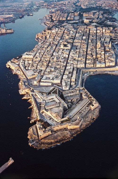 La Valletta - der verfluchte Felsen
Sultan Suleiman der Prächtige verteufelte die Mittelmeerinsel Malta – „der verfluchte Felsen“ – mit gutem Grund. Die Johanniter, von dem vorstürmenden Islam aus Palästina vertrieben und dann auch von Rhodos verjagt, hatten 1530 in Malta eine Zufluchtsstätte gefunden, aber schon 1565 folgte ihnen dorthin ein türkisches Expeditionsheer. Dessen Kommandant wollte mit den Ordensrittern kurzen Prozess machen, aber der geplante Blitzkrieg verkam zur zermürbenden Belagerung. Zw…