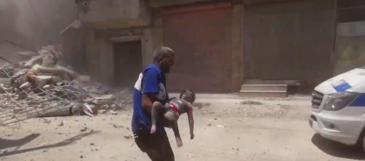 Ein überlebendes Kind nach einem Bombenangriff. 