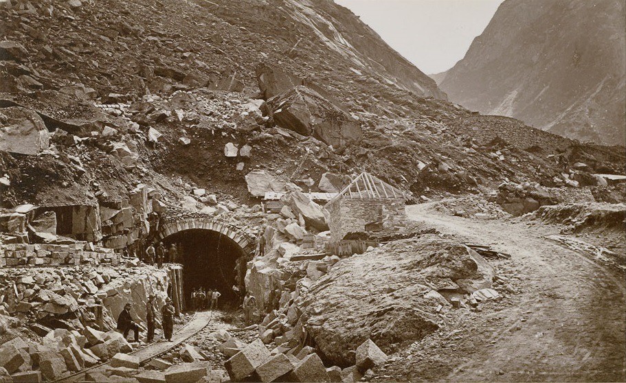 Portal des Eisenbahntunnels in Göschenen während des Baus, um 1875, Foto: Staatsarchiv Uri