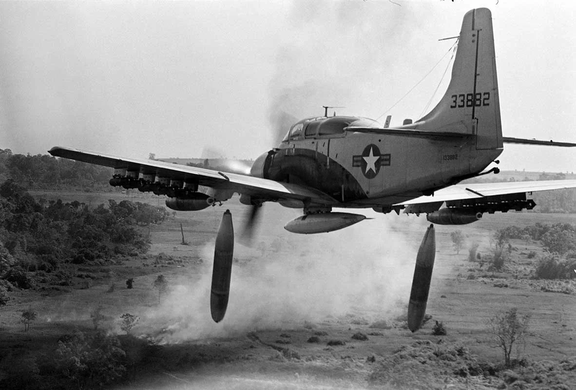 „Dropping Napalm“ nannte der Fotograf Horst Faas dieses Bild. Es wurde am 26. Dezember 1964 aufgenommen. Ein A-1 Skyraider wirft 500-Pfund-Bomben auf Stellungen des Vietcong ab. (Foto: Keystone/AP/Horst Faas)