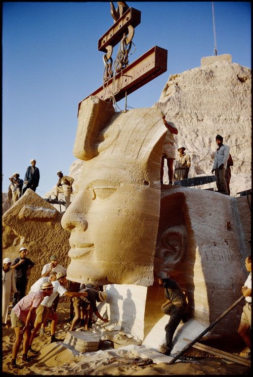 Pharao Ramses - Der Gottkönig verliert sein Gesicht
Am 10. Oktober 1965, 6 Uhr 10, verlor Pharao Ramses sein Gesicht – wohl der spektakulärste Moment in der von l963 bis 1968 dauernden Bergung der Felsentempel von Abu Simbel am nubischen Nil. In einem Wettlauf mit der organisierten Sintflut hinter dem Hochdamm von Assuan wurden die Tempel in praktikable Happen zersägt und landeinwärts hochwassersicher wieder zusammengeklebt - ein technisches Bravourstück sondergleichen. Die UNESCO erklärte das Bergungspro…