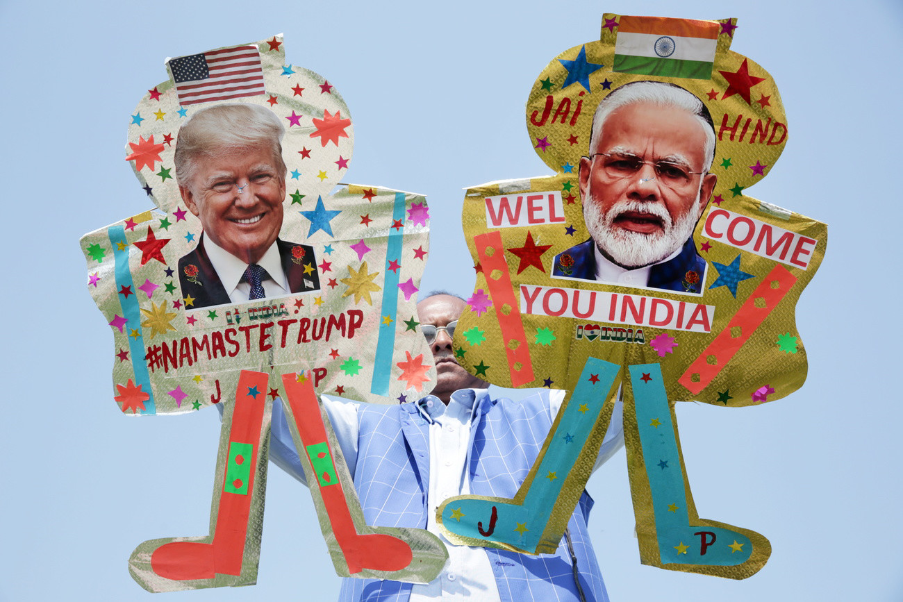 Der Drachenmacher Jagmohan Kanojia zeigt am 23. Februar 2020 in Amritsar seine eigens angefertigten Drachen mit den Bildern von US-Präsident Donald Trump und Indiens Premierminister Narendra Modi. Sie sind ein Willkommensgruss zu Trumps Indienbesuch vom 24./25. Februar 2020. (Keystone/EPA, Raminder Pal Singh)