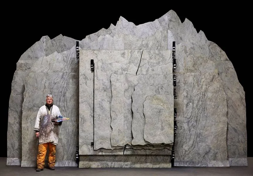 Tullio Zanovello vor seiner 4.5 m hohen und 7 m breiten Bildmaschine