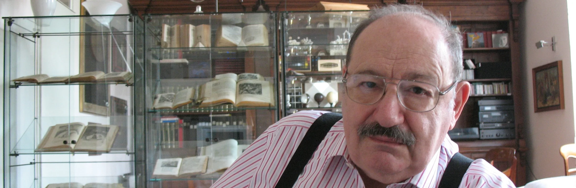 Gestern Nacht ist der Semiotiker und Schriftsteller Umberto Eco gestorben. Der Schweizer Publizist und Philosoph Marco Meier ist ihm als junger Journalist ein erstes Mal begegnet. In den frühen Achtzigerjahren stand Umberto Eco am Anfang seines schriftstellerischen Erfolgs. Sein Roman „Der Name der Rose“ war eben erschienen. Die Weltwoche veröffentlichte noch vor den grossen Zeitschriften Deutschlands Marco Meiers Portrait des Autors. (Foto: Eco 2010 in seiner Mailänder Wohnung – Aubrey, Wikimedia Commons)