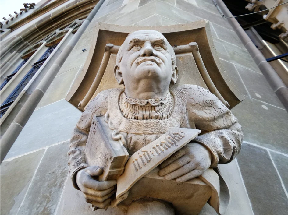 „Nid nahla“ verkündet die Porträtskulptur am Berner Münster; Foto: Xxlstier / Wikimedia