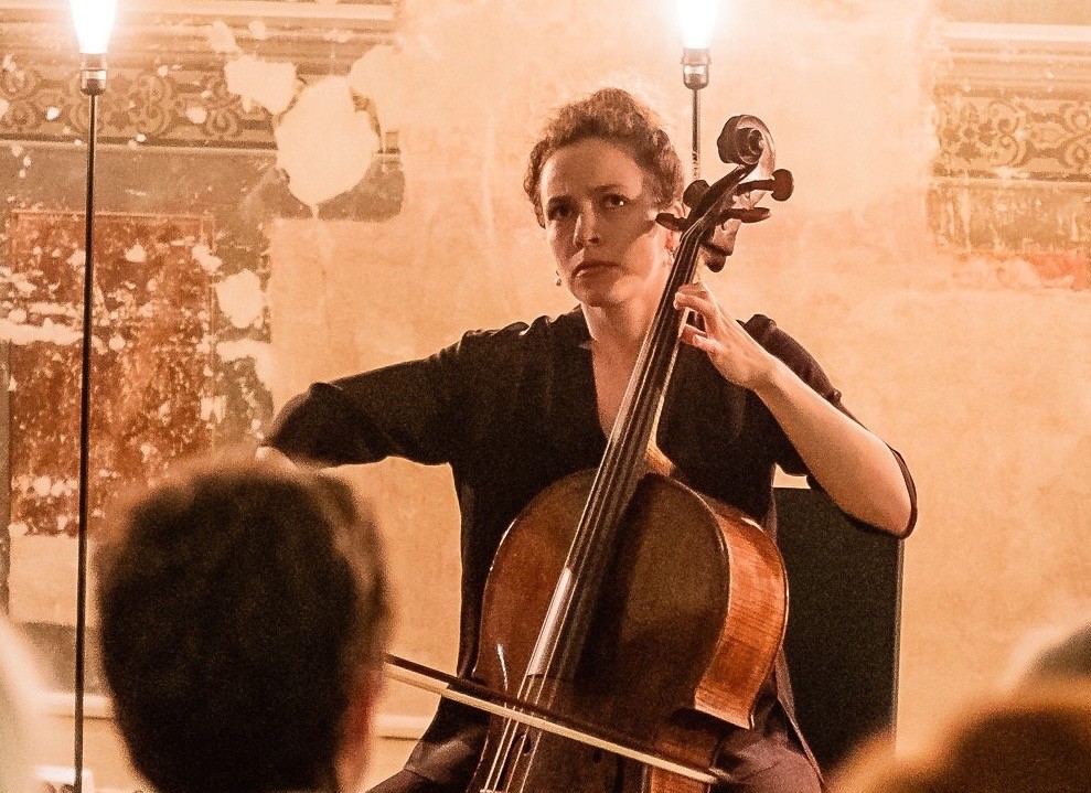 Ursina Braun – junge Schweizer Cellistin in der alten Synagoge Foto © Studio Beetz