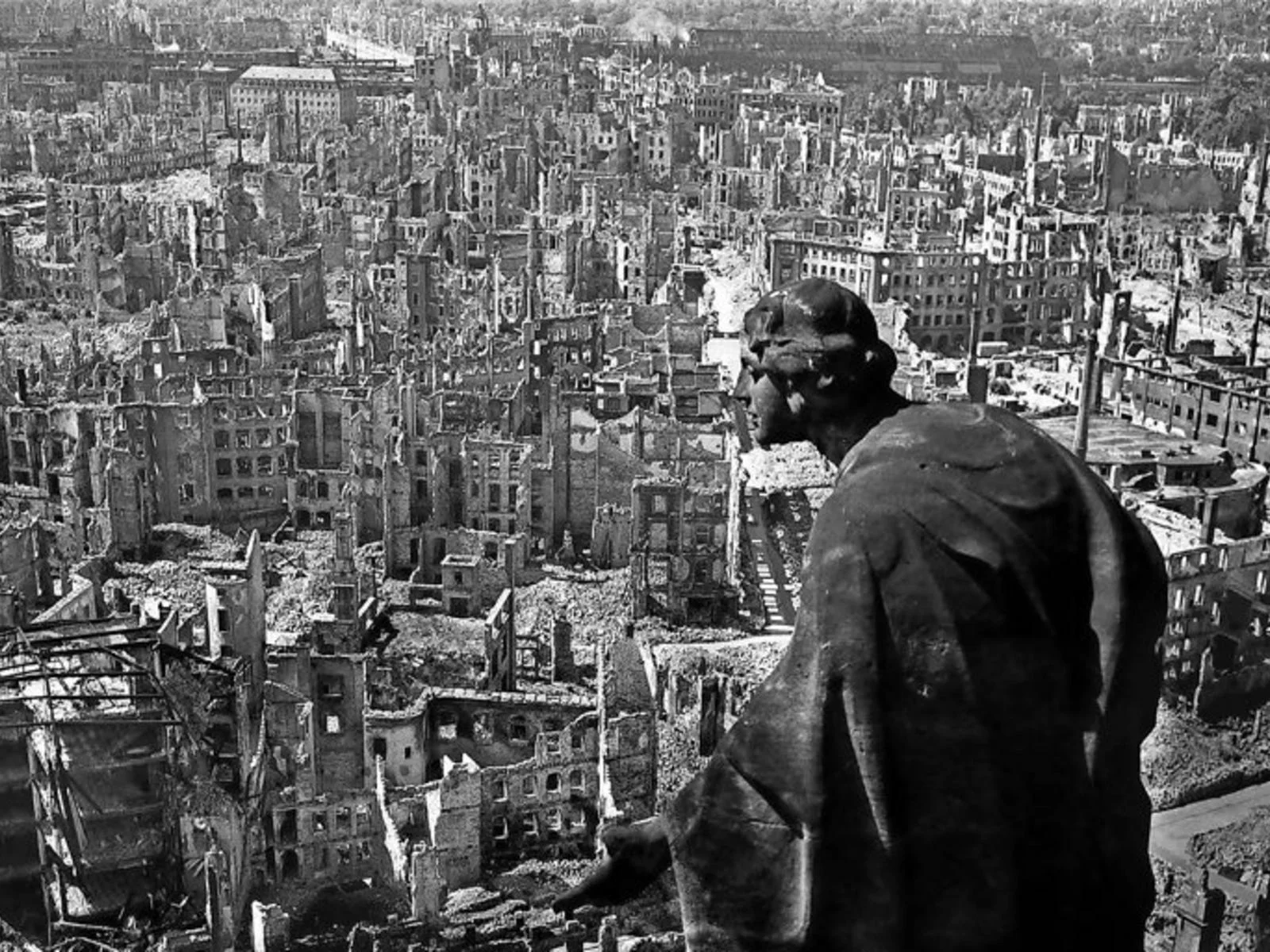 August Schreitmüllers „Bonitas“-Skulptur blickt vom Rathausturm auf das zerstörte Dresden. (Foto: Keystone/Photopress-Archiv) 
