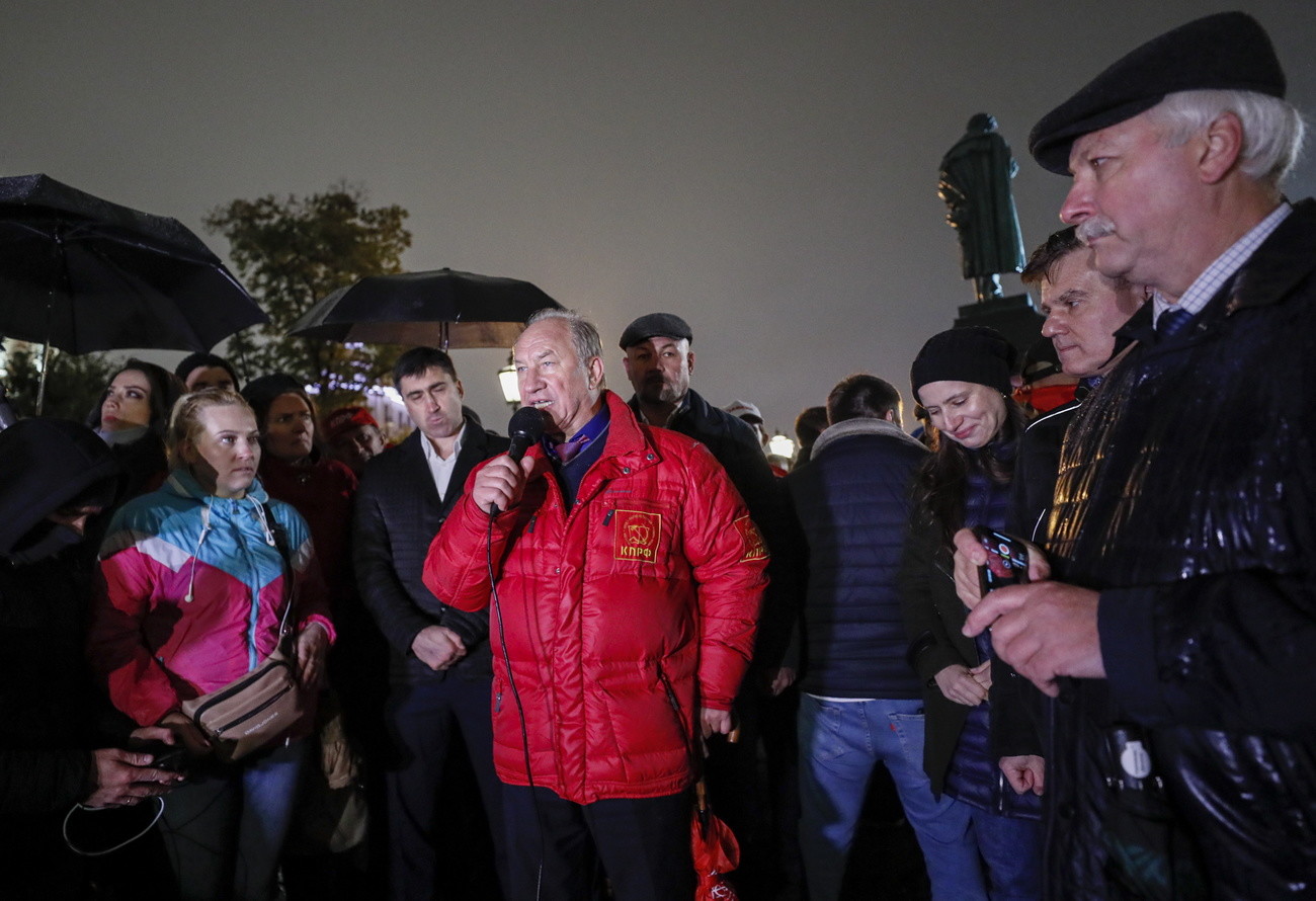 Valery Raschkin (Mitte), Erster Sekretär der Russischen kommunistischen Partei in Moskau und früherer Duma-Abgeordneter, spricht am 20. September 2021 bei einem Protest gegen die gefälschten Parlamentswahlen. (Keystone/EPA, Juri Kochetow)