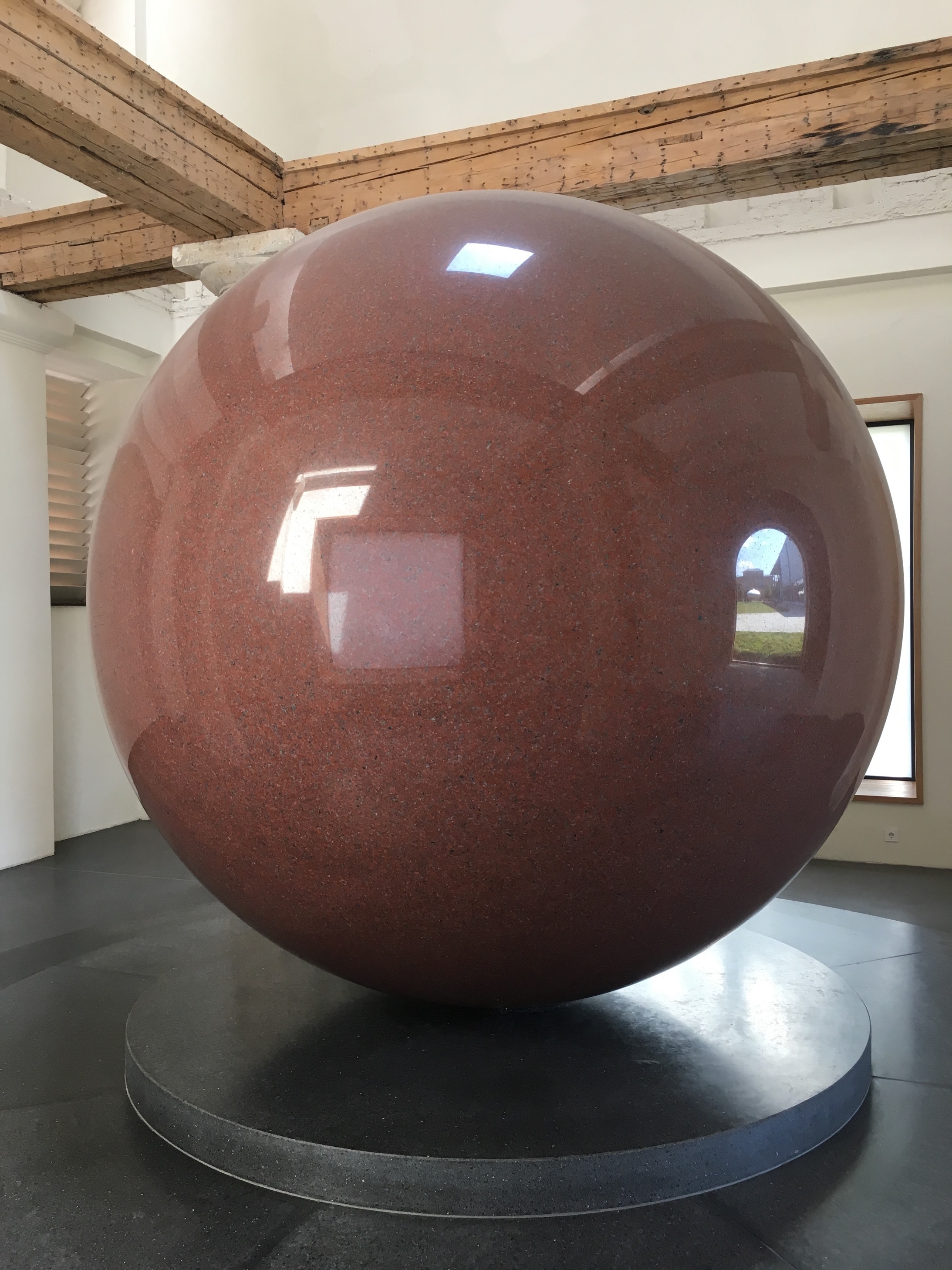 Walter de Marias „Large Red Sphere“ aus rotem Granit im Münchner Kunstareal (Foto: Journal 21)