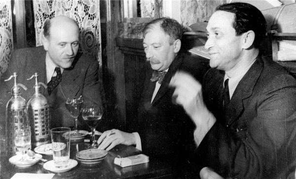 Joseph Roth (Mitte) mit Freunden