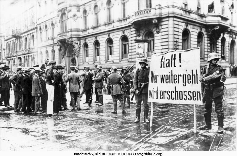 Putschisten am Berliner Wilhelmplatz (Bild: Deutsches Bundesarchiv, 183-J0305-0600-003, März 1920)