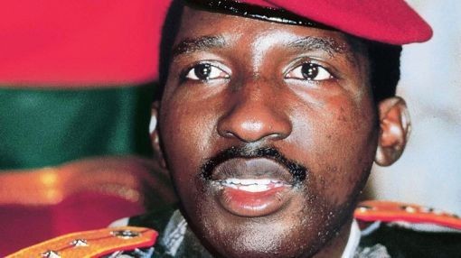 Sankara, der "Che Guevara Afrikas", ist ein sozialistischer Politiker aus Burkina-Faso, Offizier, Präsident von Obervolta von 1983–1987. Er ändert den Namen der früheren französischen Kolonie in „Burkina Faso“ („Land der Aufrichtigen“) und stärkt die Rechte der weiblichen Bevölkerung. Am 15. Oktober 1987 wird Sankara bei einem Militärputsch unter Führung von Blaise Compaoré ermordet.