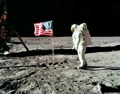 1969: Am Tag nach der Landung der Mondelandefähre Eagle auf dem Mond betritt Neil Armstrong als erster Mensch den Boden des Erdtrabanten. “That’s one small step for a man, one giant leap for mankind!” Zwanzig Minuten später folgt ihm Buzz Aldrin. Der Mondspaziergang dauert zwei Stunden und 31 Minuten, dann kehren die beiden Astronauten in die Fähre zurück. Der gesamte Aufenthalt auf dem Mond dauert 22 Stunden. Anschliessend startet die Landefähre wieder von der Mondoberfläche und kehrt zum Mutterschiff zur…