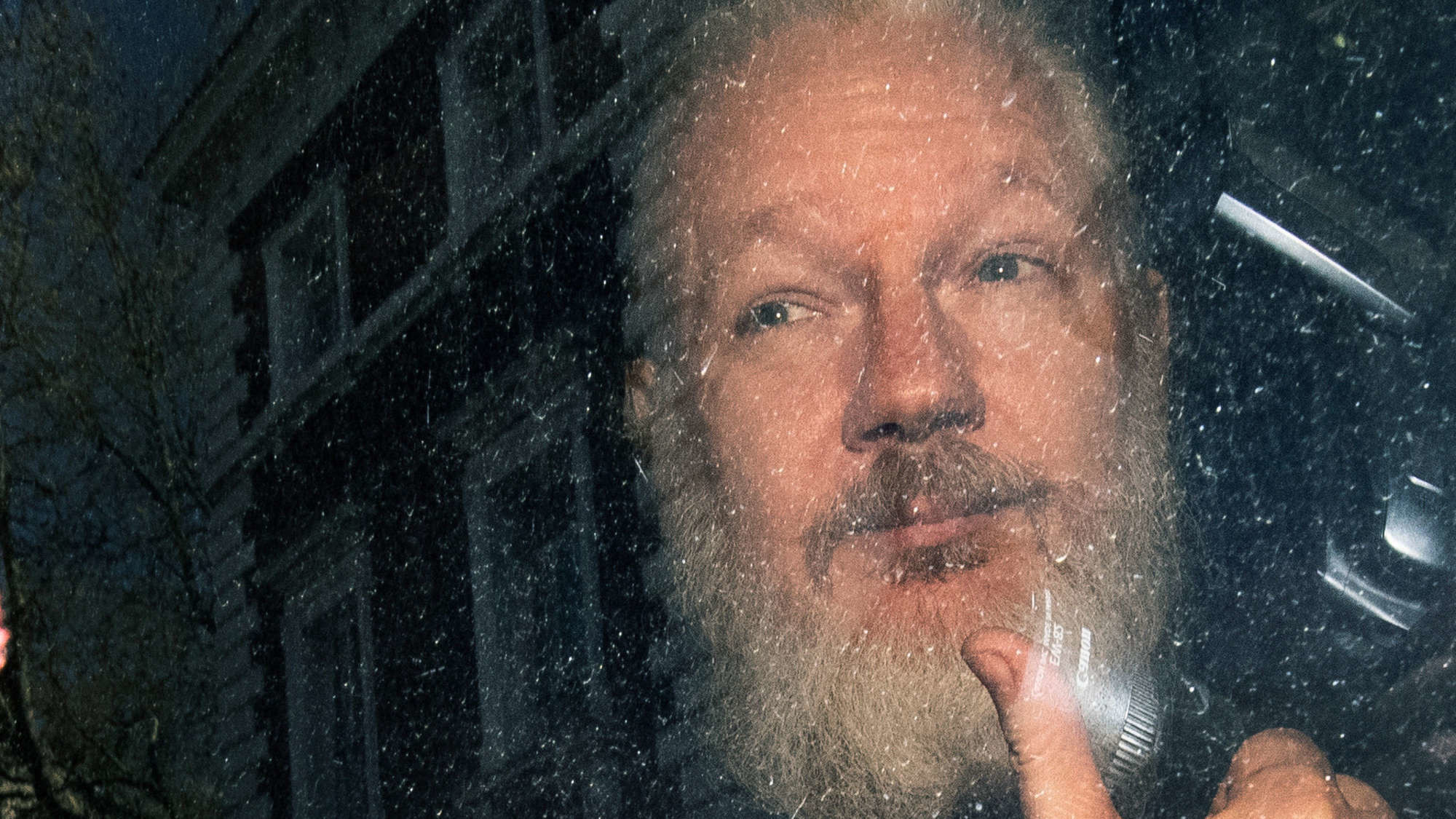 Der australische politische Aktivist und WikiLeaks-Sprecher wird von der britischen Polizei festgenommen. Assange, gegen den in Schweden Vergewaltigungsvorwürfe erhoben wurden, lebte sieben Jahre lang in der ecuadorianischen Botschaft in London. Ecuador hatte ihm politisches Asyl gewährt. Der neue ecuadorianische Präsident Lenín Moreno entzog ihm nun das Asylrecht und aberkannte ihm die ecuadorianische Staatsbürgerschaft. Er erlaubte es der britischen Polizei, die Botschaft zu betreten und Assange festzune…