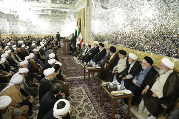 Männer, die über wichtige Geschäfte der religiösen Organisation Astan Ghods Razavi entscheiden