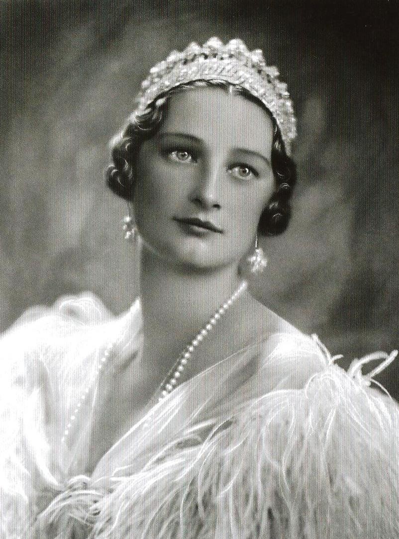 Retouchierte Ikone: Königin Astrid der Belgier. Die Briefmarke mit diesem Bild wurde über 20 Millionen Mal verkauft. Foto: Robert Marchand. Aus: "Alexis Schwarzenbach, Königliche Träume"