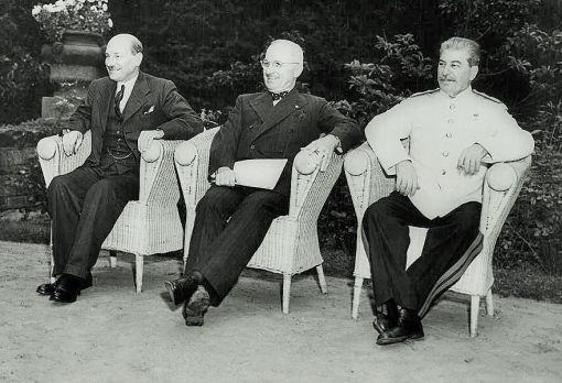 1945: Das "Potsdamer Abkommen": Im Berliner Schloss Cecilienhof hatten Harry Truman, Winston Churchill und Josef Stalin am 17. Juli die "Potsdamer Konferenz" eröffnet. Nach seiner Wahlniederlage wurde Churchill von Clement Attlee abgelöst. In dem am 2. August unterzeichneten "Potsdamer Abkommen" wird die Grenze zwischen Deutschland und Polen - unter Vorbehalt einer friedlichen Gesamtlösung - an der Oder/Neisse festgelegt. Damit gerät ein Viertel des deutschen Staatsgebiets unter polnische/sowjetische Verwa…