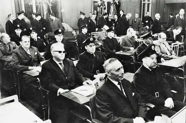 Im Frankfurter Rathaus Römer beginnt der erste der drei Auschwitz-Prozesse gegen 24 ehemalige Angehörige des Wachpersonals im KZ Auschwitz. Im Prozess treten 359 Zeugen aus 19 Ländern auf. Am 19. August 1965 werden die Urteile verkündet. Sechs Angeklagte erhalten lebenslange Freiheitsstrafen. Es ist der grösste Massenmordprozess der deutschen Rechtsgeschichte. 