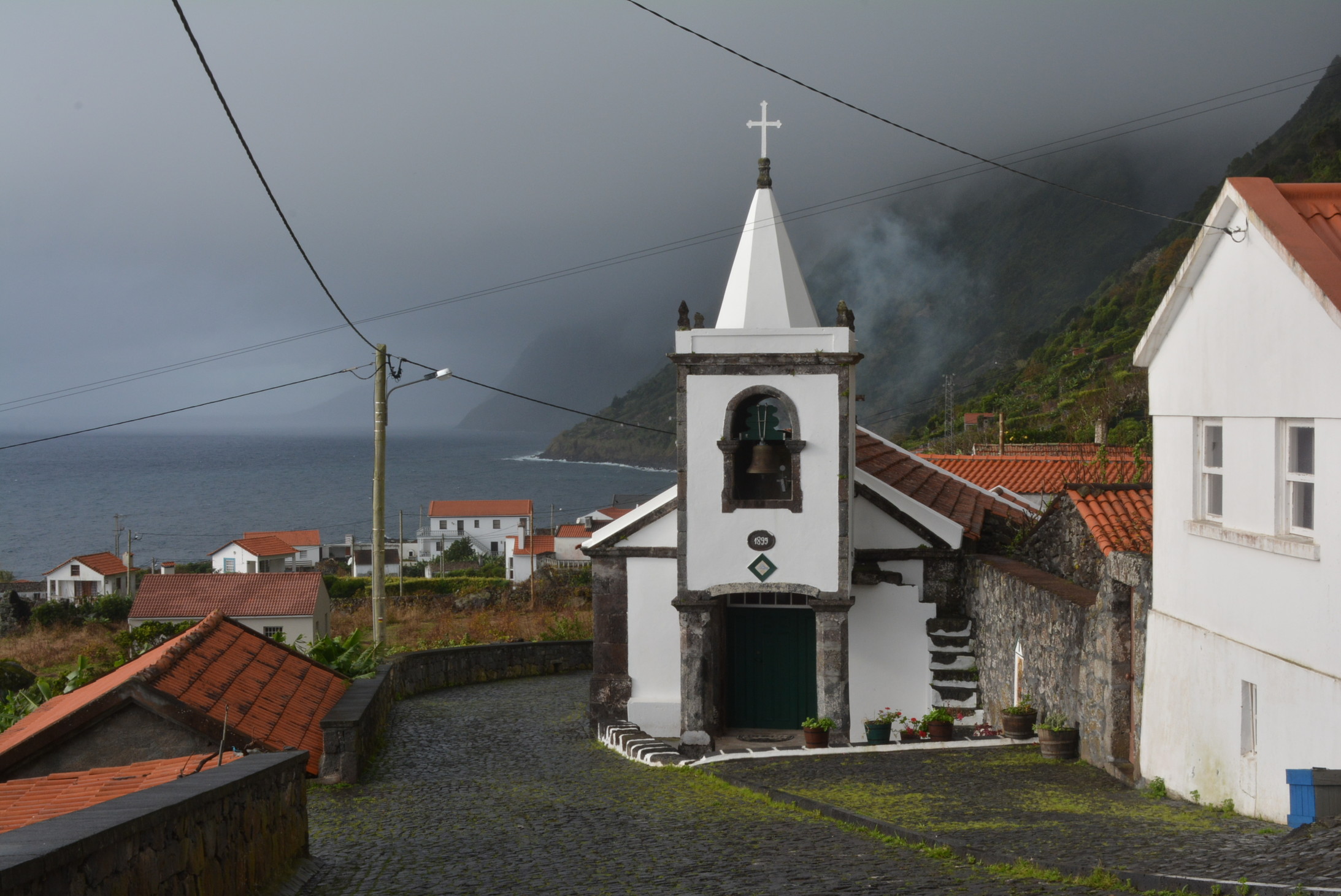 São Jorge - eine winzige Kirche auf einer "Fajã", so heissen die Ebenen am Fusse der mächtigen Steilfelsen. 