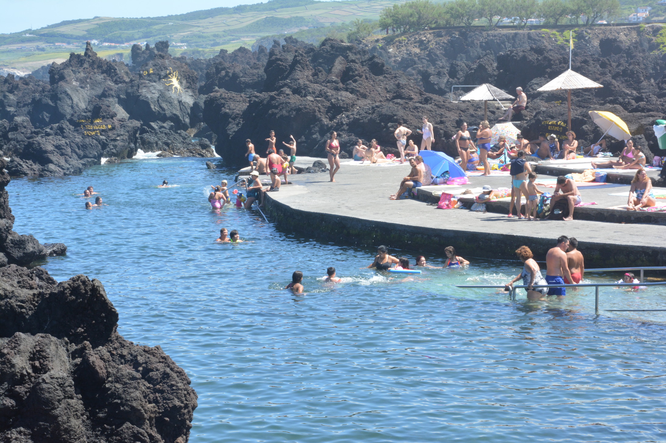 Badefreuden auf der Insel Terceira zwischen Formationen erstarrter Lava.
