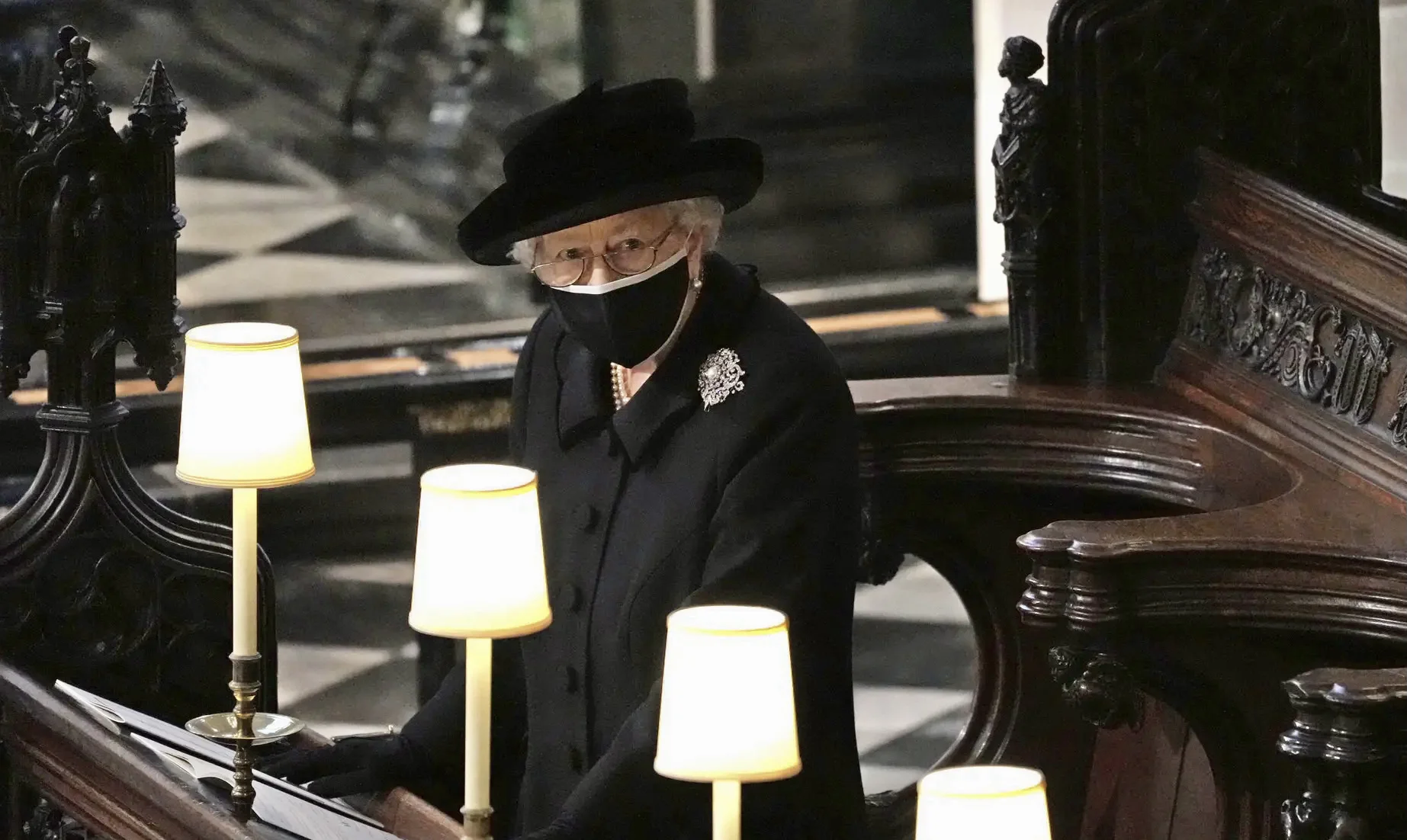Allein sitzt Königin Elizabeth II. während der Trauerfeier für ihren Gatten in der vordersten Reihe der St.-George's-Kapelle auf Schloss Windsor. (Foto: Keystone/AP/Yui Mok/pool PA)