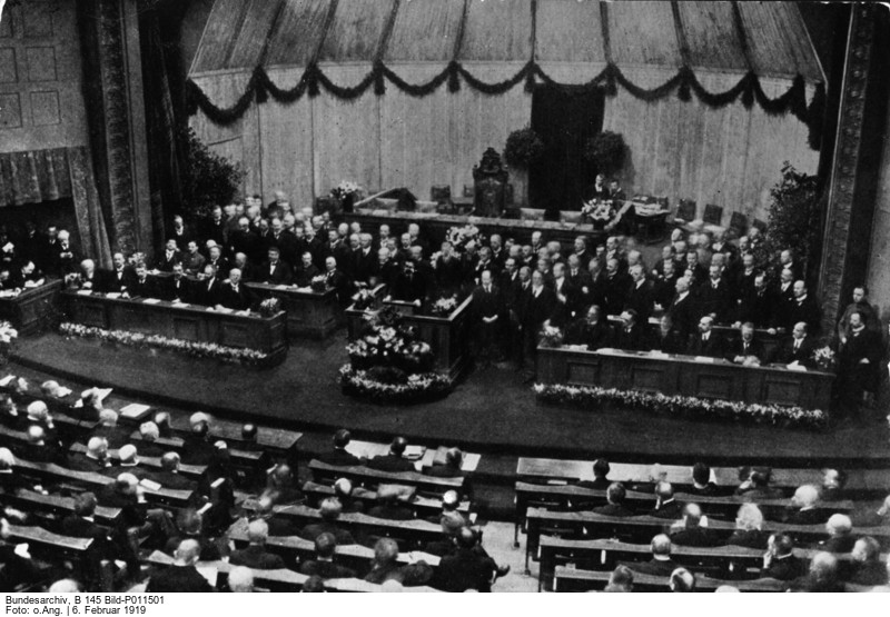 Eröffnungsansprache von Friedrich Ebert im Weimarer Nationaltheater, 2. Februar 1919 (Foto: Deutsches Bundesarchiv, Bild-PO11501)