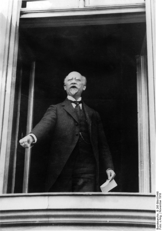 Scheidemann verkündet vom Fenster des Deutschen Reichstages die deutsche Republik (Foto: Deutsche Bundesarchiv, Bild 175-01448)