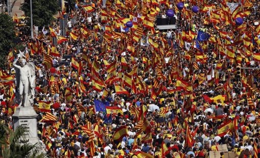 Aufmarsch der Anti-Separatisten. Mit dem Schlachtruf „Wir sind Katalanen, wir sind Spanier“ demonstrieren Zehntausende in Barcelona. Laut Meinungsumfragen hat sich die Begeisterung für eine Unabhängigkeit der wirtschaftlich starken Region abgekühlt. Dies vor allem auch deshalb, weil Dutzende grosser Unternehmen bekanntgaben, sie würden Katalonien verlassen und ihren Hauptsitz in andere Teile des Landes verlegen.