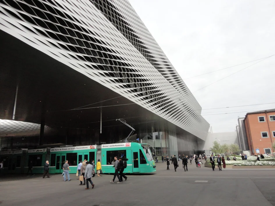 Blick auf den genialen neuen Hallenkomplex von Herzog & de Meuron. Der Koloss überdeckt den ganzen Messeplatz, nur die Trams fahren hindurch.                                                           Bild: André Pfenninger
