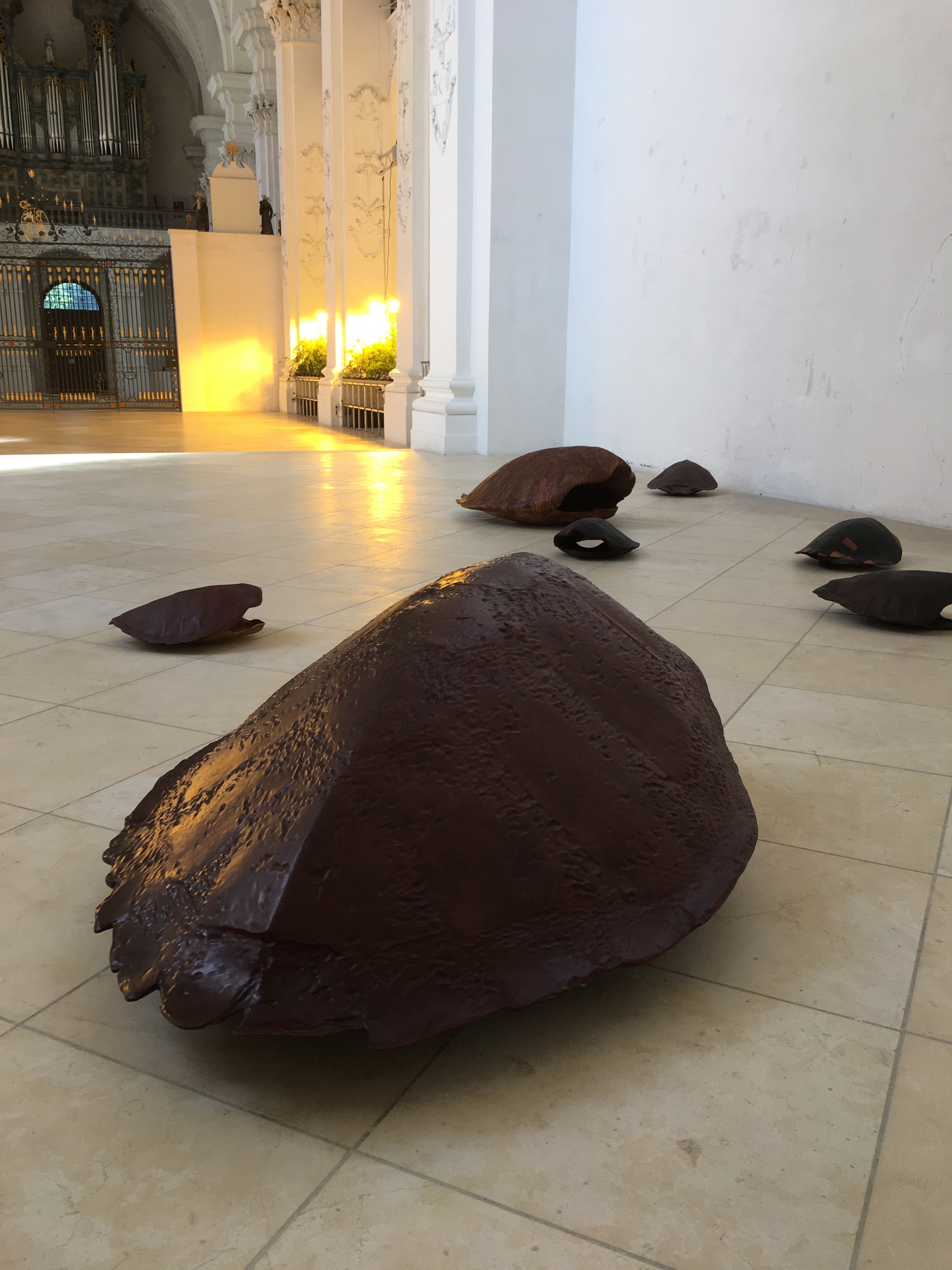 Aus afrikanischen Hölzern geschnitzte Schildkrötenpanzer im Altarraum der Kirche