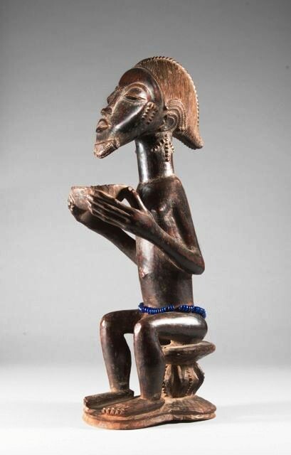 Sitzende männliche Figur mit Schale, Côte d’Ivoire, Baule-Region, 19. Jh. Privatsammlung, New York,  Provenienz: Hans Himmelheber, gesammelt 1933, aus dem Ausstellungskatalog
