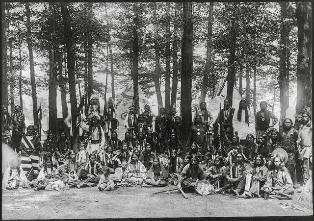 Indianer warten auf ihren Einsatz, ein Bild aus dem Jahr 1886 (Foto: Library of Congress, Washington)