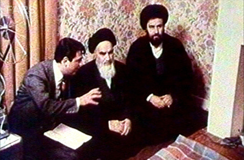 BBC-Reporter interviewt Ayatollah Khomeini (Mitte) ein Monat vor dem Sieg der Revolution