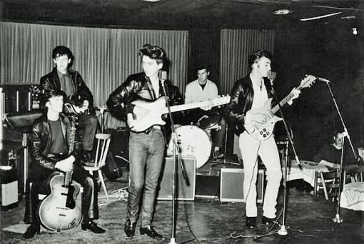 17. August 1960. Die Beatles treten erstmals auf, und zwar in Clubs der Grossen Freiheit in St. Pauli in Hamburg. Ein Beatles-Platz an der Ecke Reeperbahn/Grosse Freiheit erinnert mit einer riesigen begehbaren Vinyl-Scheibe daran. 