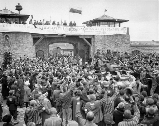 1945: Das KZ Mauthausen, 20 Kilometer östlich von Linz, wird durch die vorrückenden Truppen der 11. US-Panzerdivision der 3. US-Armee befreit. Im KZ, das seit dem 8. August 1938 bestand, starben etwa 100'000 Menschen. Mauthausen sowie die Nebenlager Gusen I, II und III sind die letzten KZs, die befreit werden. Das Bild stammt vom 6. Mai 1945.