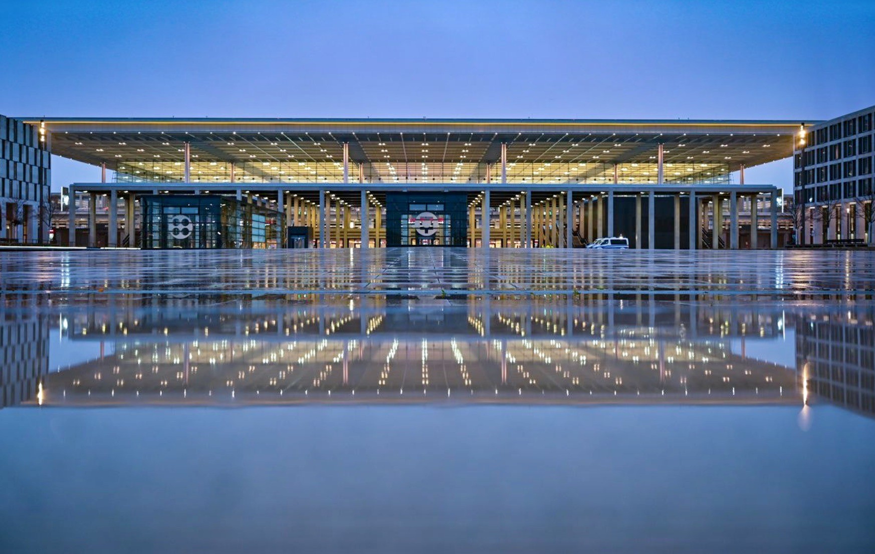 Endlich ist es so weit: BER ist fertiggestellt. In voller Beleuchtung präsentiert sich das Terminal 1 des Hauptstadtflughafens Berlin Brandenburg „Willy Brandt“ (BER) am frühen Morgen des 31. Oktober 2020. Der Flughafen wird heute nach neunjähriger Verzögerung eröffnet. (Keystone/DPA, Patrick Pleul)