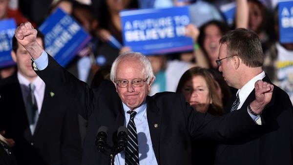 1. März: Super Tuesday: Bernie Sanders, der sich als demokratischer Sozialist bezeichnet, macht Hillary Clinton das Leben schwer. Er gewinnt am Super-Dienstag in den Bundesstaaten Colorado, Vermont, Minnesota und Oklahoma. Vor allem bei Jungen und Linken ist der 75-Jährige beliebt. Er wird im Laufe der Primaries insgesamt 13 Millionen Stimmen auf sich vereinen.