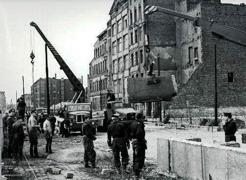 1961: Die DDR mauert sich ein: In der Nacht zum 13. August beginnt der Bau der Berliner Mauer. Sie wird die Stadt mehr als 28 Jahre lang teilen. Zwei Monate vor dem Mauerbau, erklärte Walter Ulbricht, das Staatsoberhaupt der DDR: "Niemand hat die Absicht, eine Mauer zu errichten!"